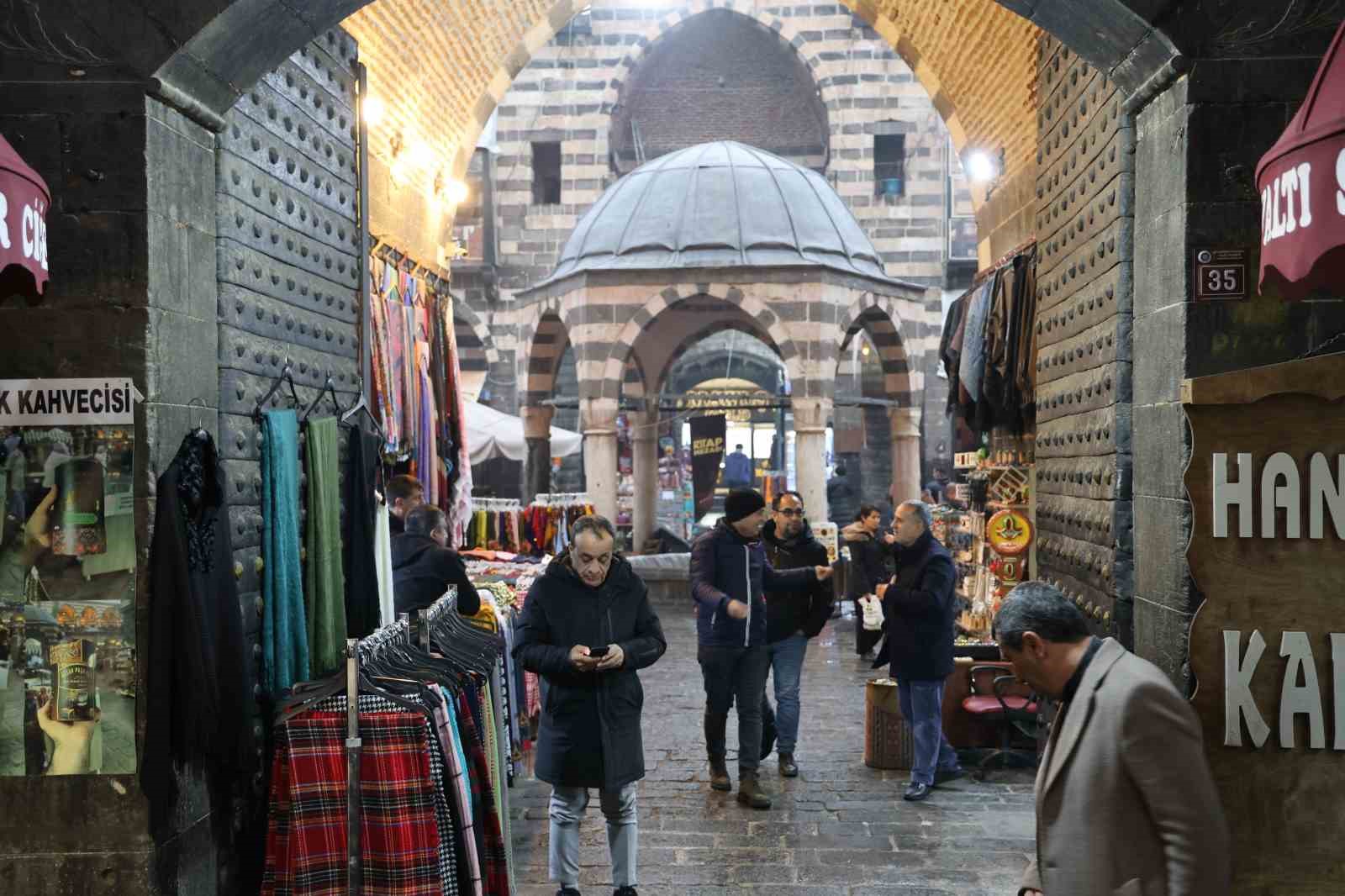 Diyarbakır&rsquo;da vakıf kiracıları y&uuml;zde 300 ile 700 arasındaki zammı protesto etti
