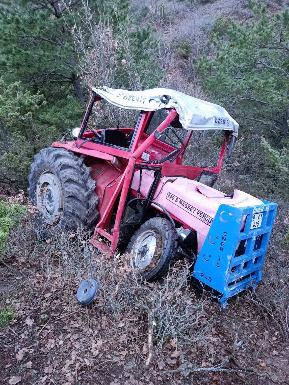 Devrilen trakt&ouml;r&uuml;n s&uuml;r&uuml;c&uuml;s&uuml; ağır yaralandı
