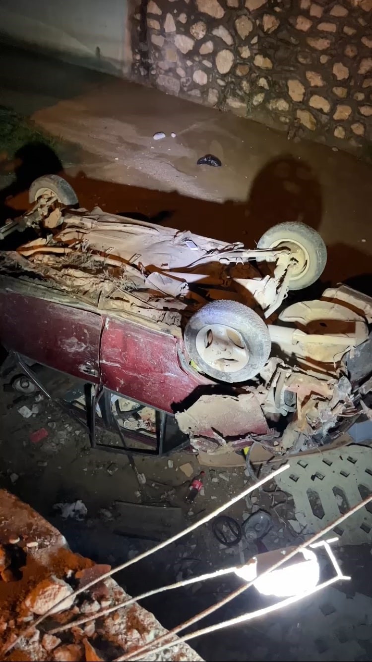 Burdur&rsquo;da otomobiller &ccedil;arpıştı, biri dereye u&ccedil;tu: 3 yaralı
