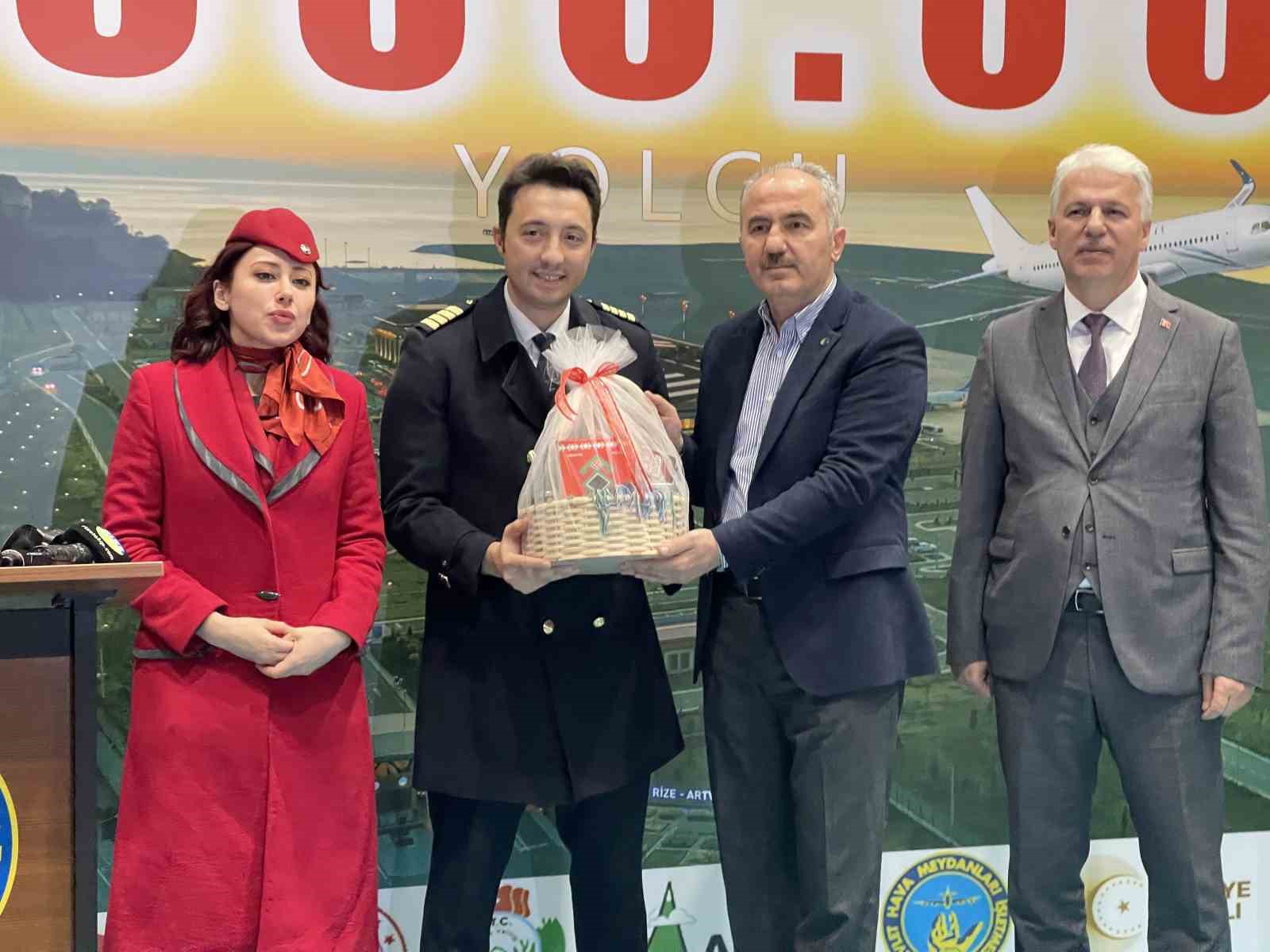 Rize-Artvin Havalimanı’nın 1 milyonuncu yolcusu törenle karşılandı
