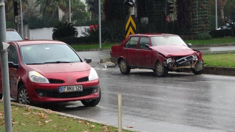 Kırmızı ışıkta geçen araca böyle çarptı