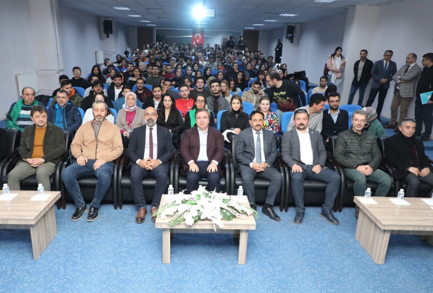 Vali Aydoğdu, Eczacılık Fakültesi öğrencileriyle söyleşide bulundu