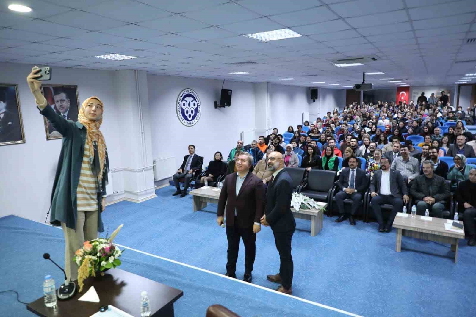 Vali Aydoğdu, Eczacılık Fak&uuml;ltesi &ouml;ğrencileriyle s&ouml;yleşide bulundu
