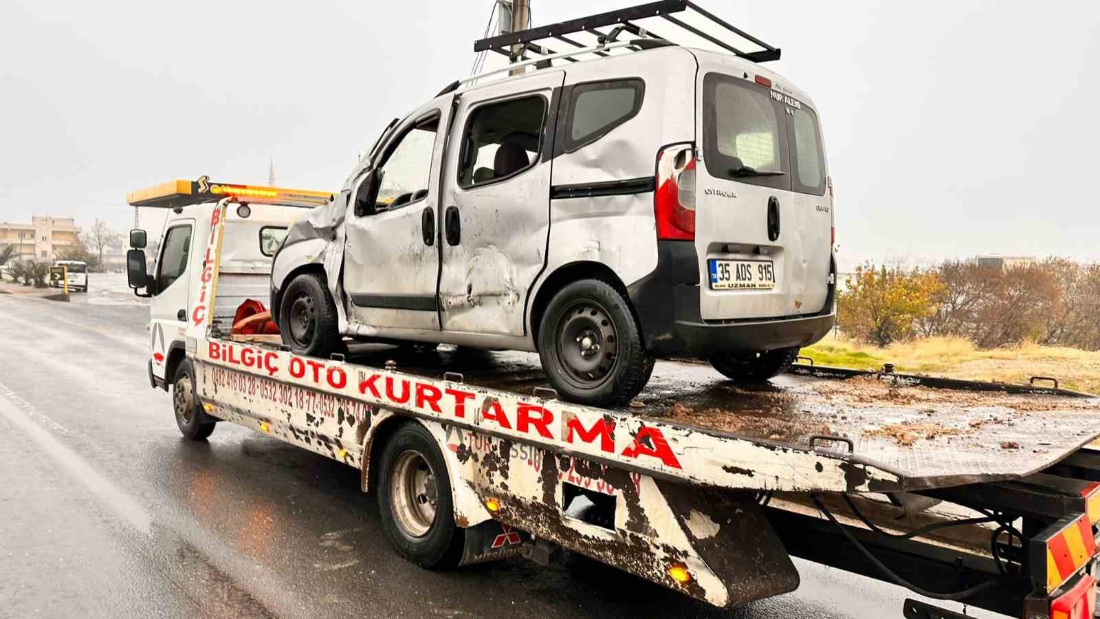 Mardin’de tır, hafif ticari araca arkadan çarptı: 1 yaralı