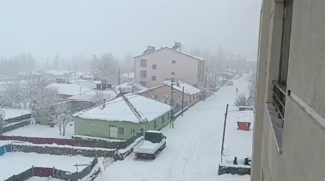 Karlıova&rsquo;da beklenen kar yağdı, il&ccedil;e tamamen beyaza b&uuml;r&uuml;nd&uuml;
