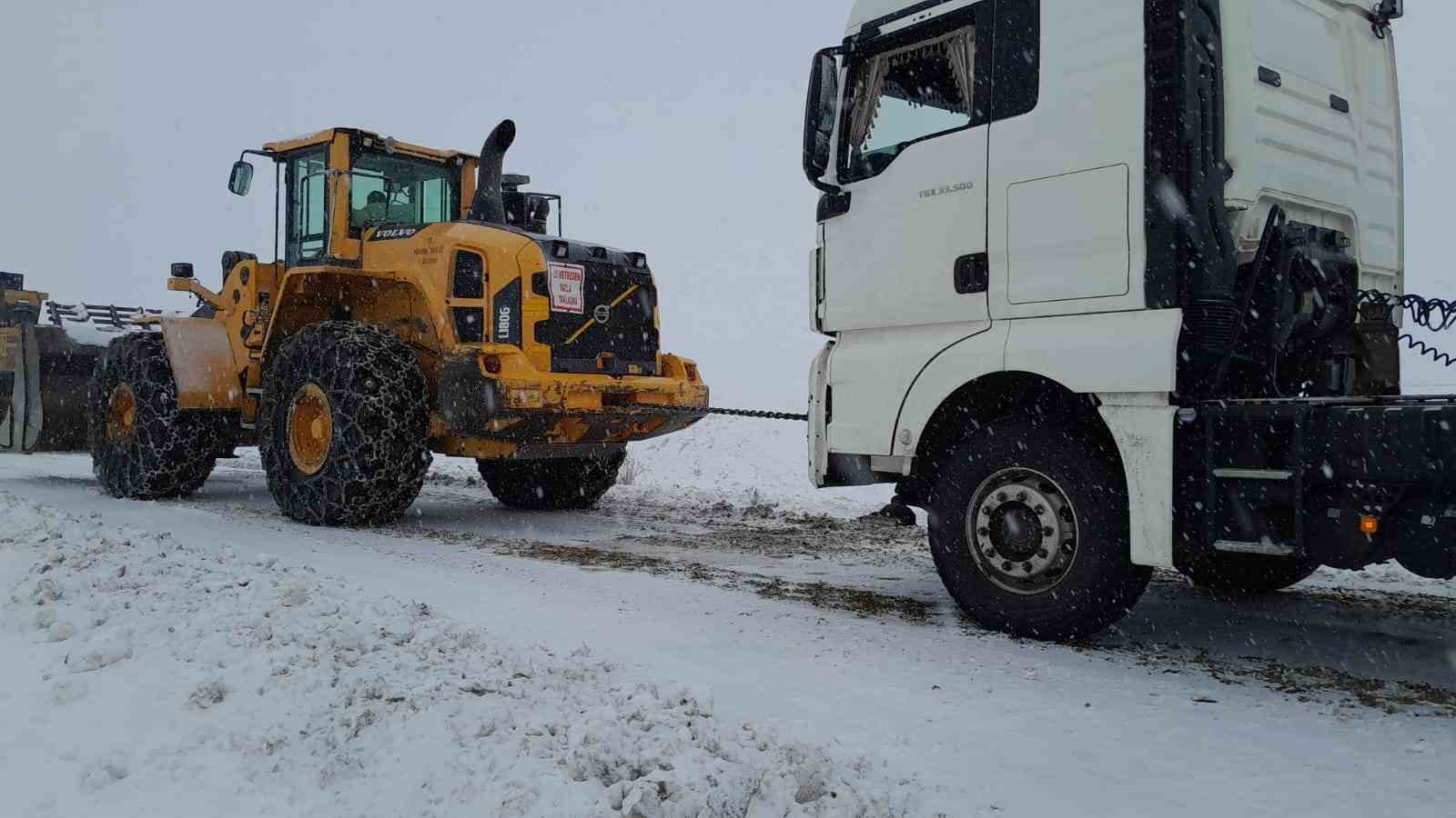 Köy yollarının açılması için çalışmalar sürüyor
