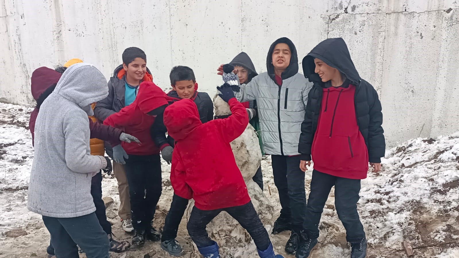 Kar yağışına en &ccedil;ok &ccedil;ocuklar sevindi
