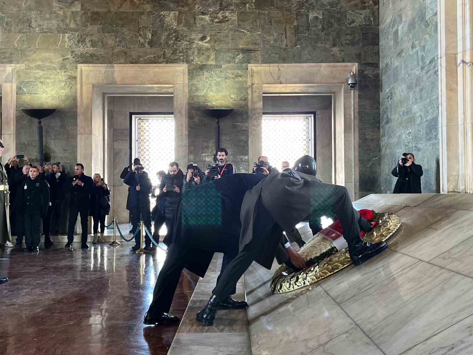 Beşiktaş Başkanı Arat ve beraberindeki heyet, Anıtkabir’i ziyaret etti
