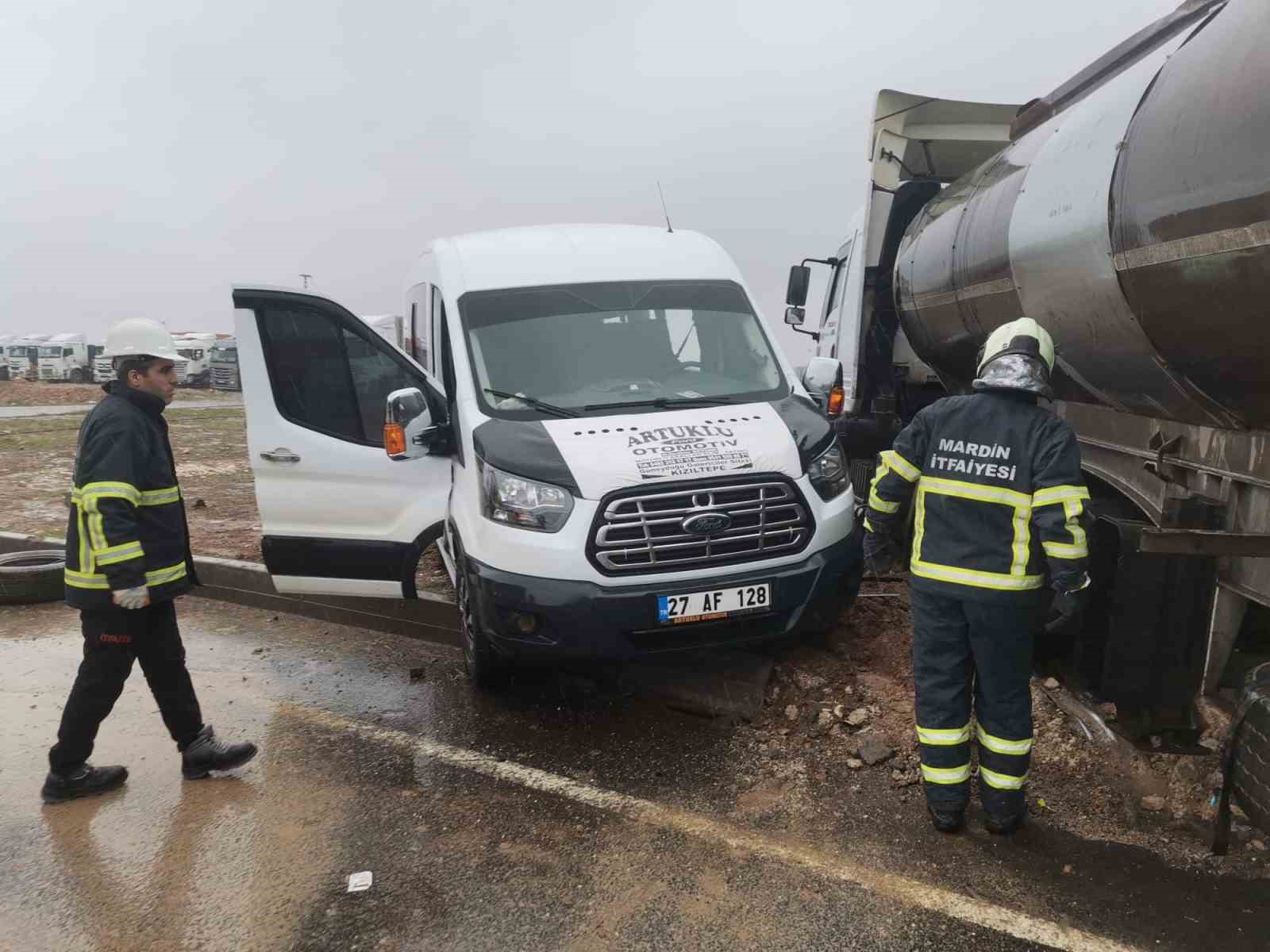 Mardin’de tır ve yolcu minibüsü çarpıştı: 2 yaralı