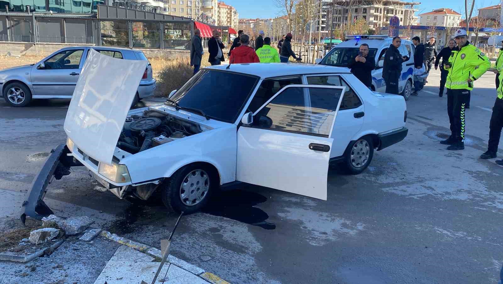 Polisten ka&ccedil;an alkoll&uuml; ve ehliyetsiz s&uuml;r&uuml;c&uuml; emniyeti alarma ge&ccedil;irdi

