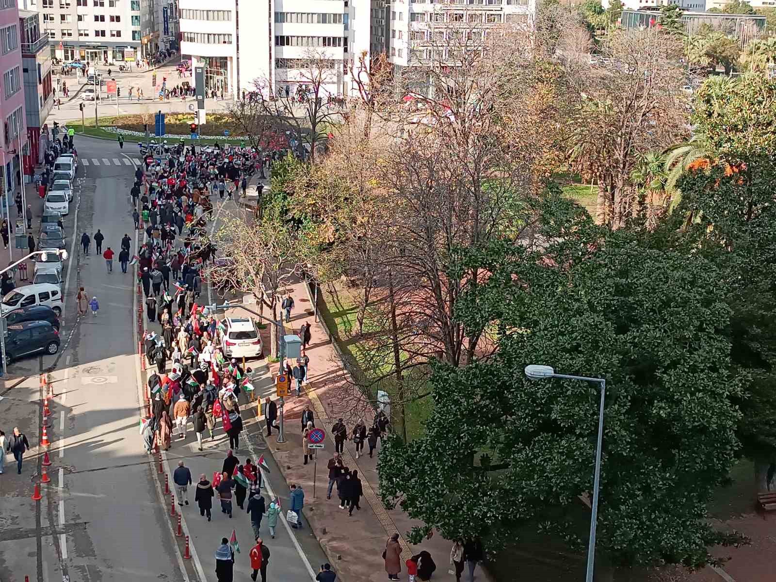 &rsquo;D&uuml;nya Şehit &Ccedil;ocuklar G&uuml;n&uuml;&rsquo;nde Filistinli &ccedil;ocuklar i&ccedil;in y&uuml;r&uuml;d&uuml;ler
