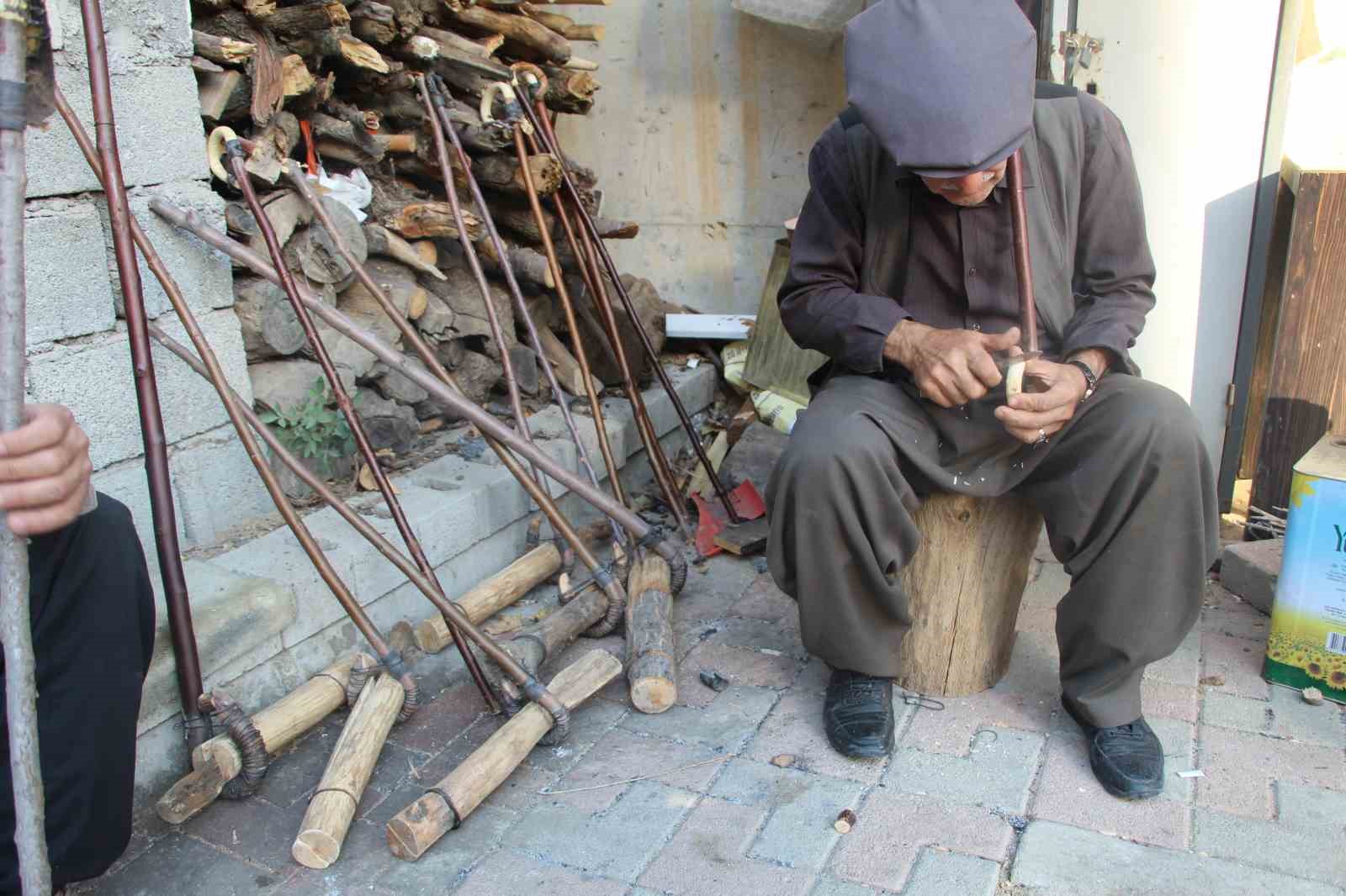 Şırnaklılar bastonları ellerinden düşürmüyor
