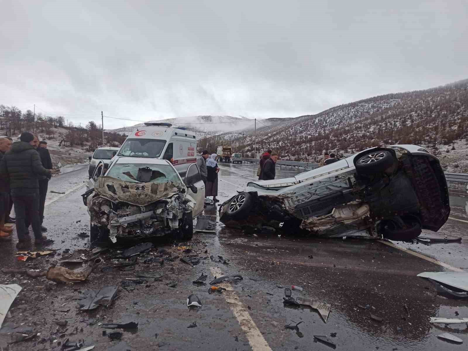 Bing&ouml;l&rsquo;de trafik kazası: 1 &ouml;l&uuml;, 4 yaralı
