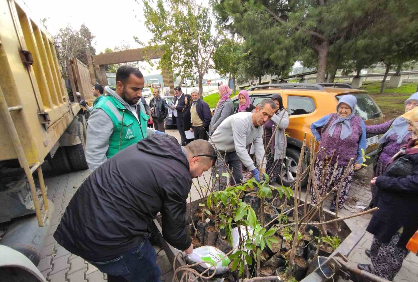 Aliağa Belediyesinden üreticilere 18 bin 600 adet fidan desteği