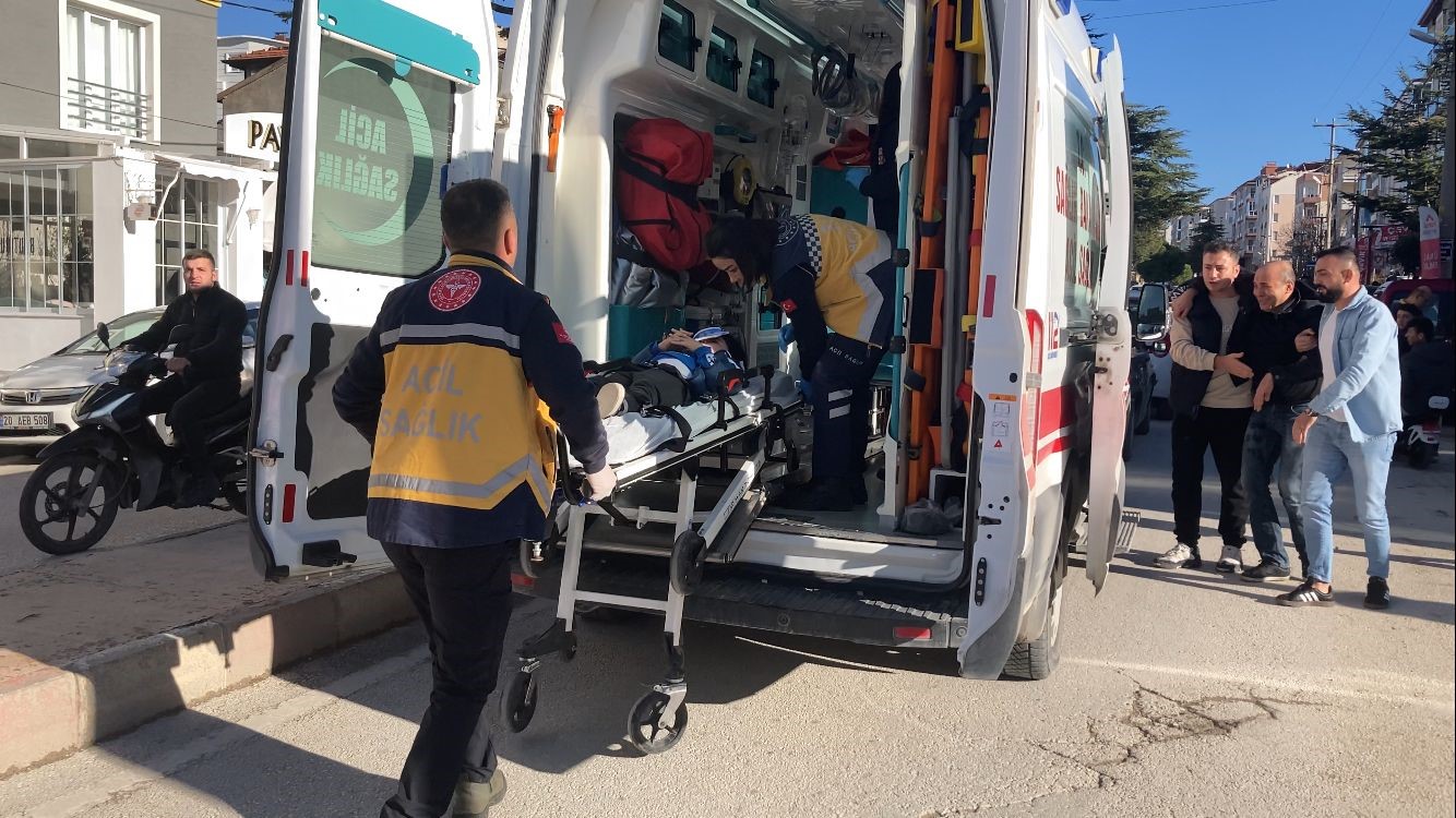Burdur&rsquo;da seyir halindeki otomobil &ouml;nce yola fırlayan &ccedil;ocuğa, sonra arkasından gelen otomobile &ccedil;arptı
