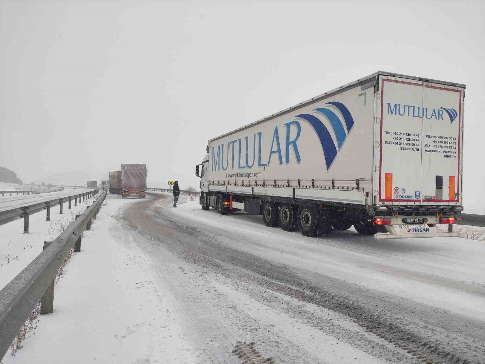 Ardahan’da yollar kapandı, tırlar mahsur kaldı