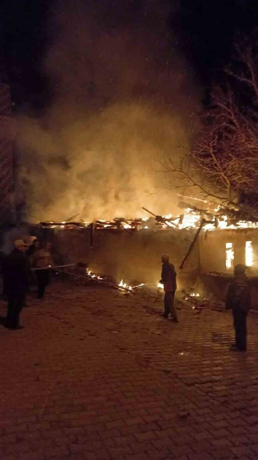 Burdur’da caminin malzeme deposu alevlere teslim oldu