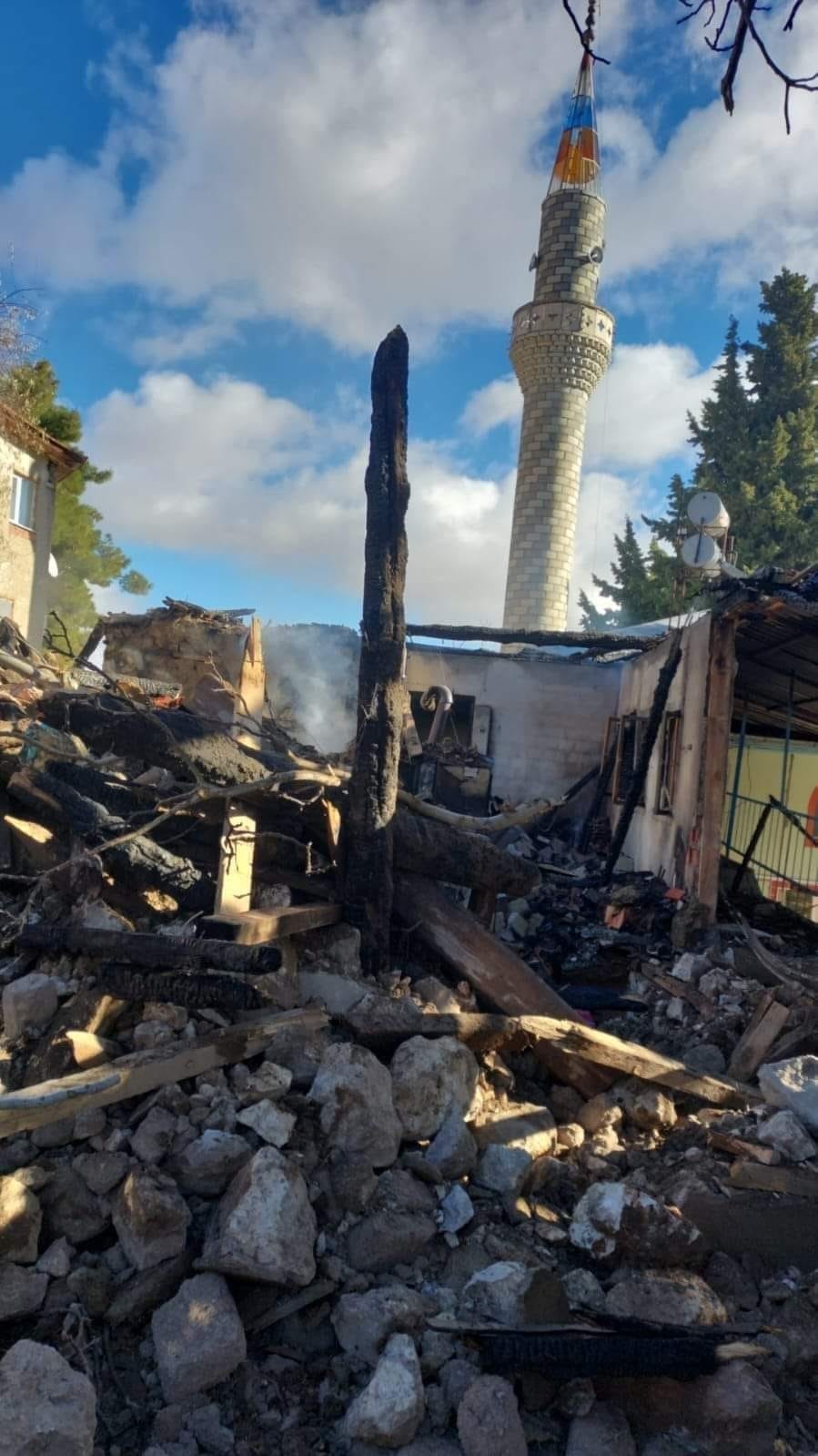 Burdur&rsquo;da caminin malzeme deposu alevlere teslim oldu
