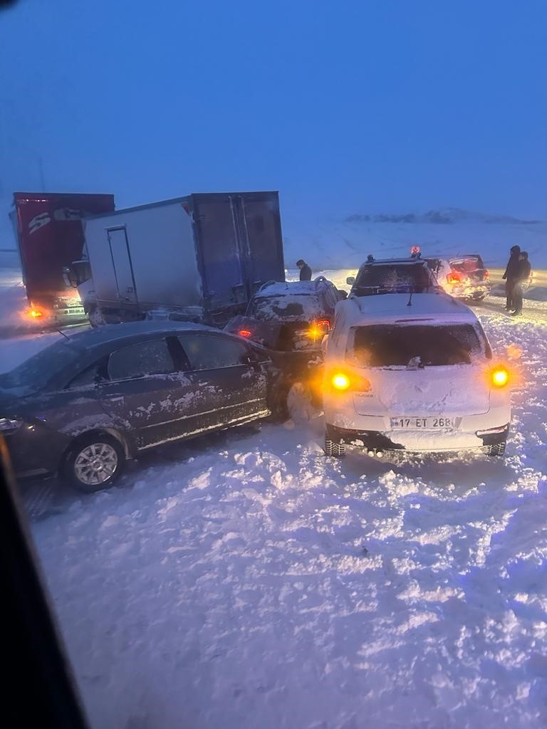 Kars’ta 7 araçlı zincirleme kaza: 5 yaralı