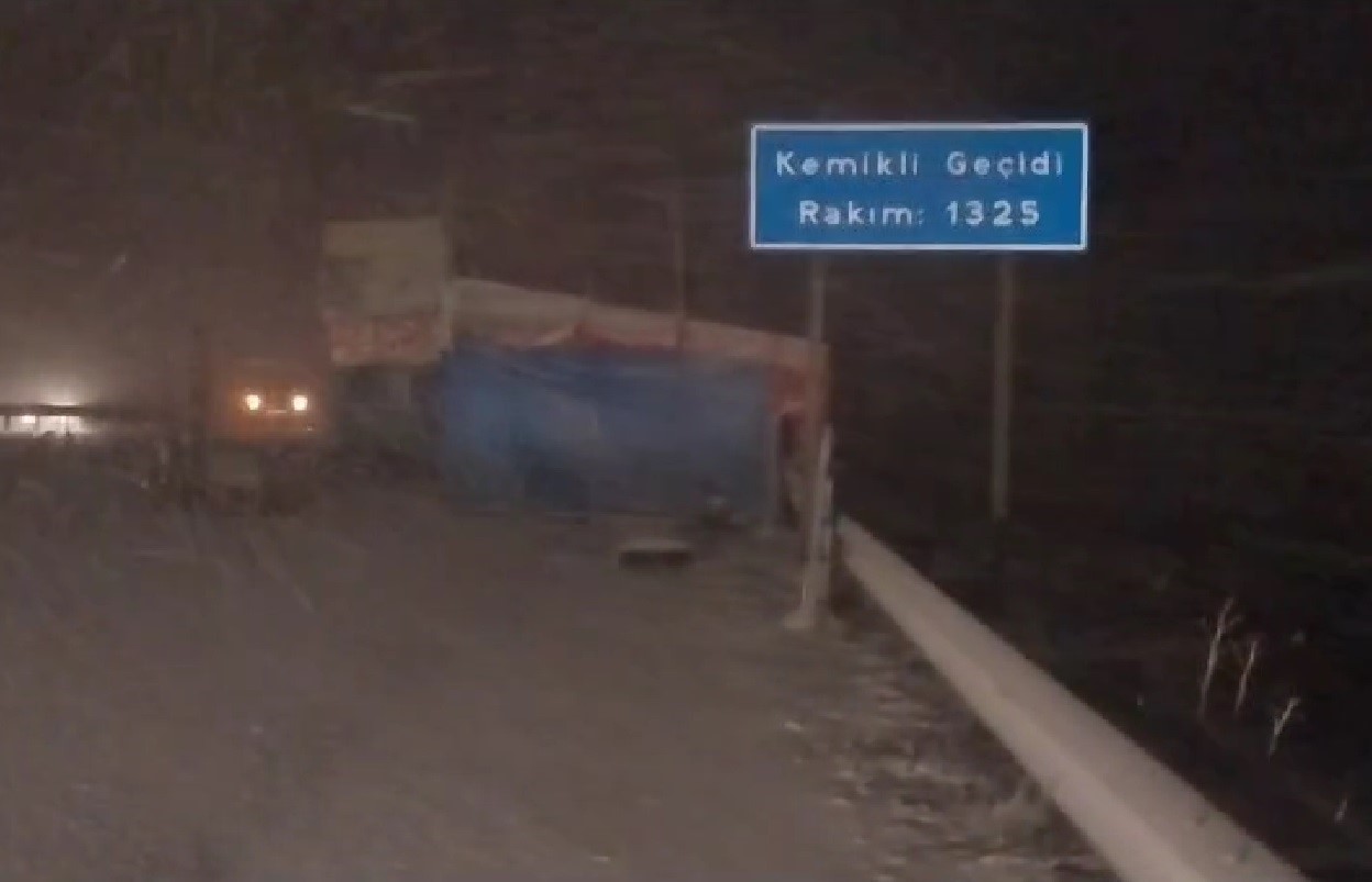 Karadeniz’i İstanbul’a bağlayan yolda kar yağışı etkili oluyor
