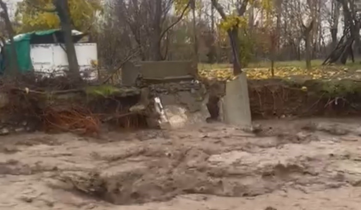 Şırnak&rsquo;ta dereler taştı, yol &ccedil;&ouml;kt&uuml; 