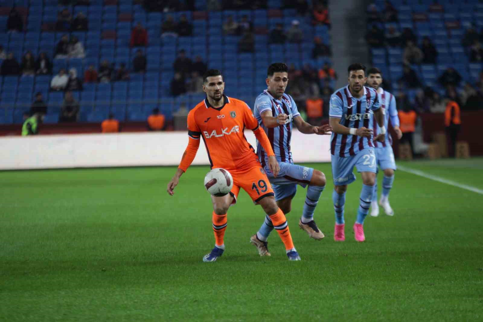 Trendyol S&uuml;per Lig: Trabzonspor: 1 - RAMS Başakşehir: 1 (İlk yarı)
