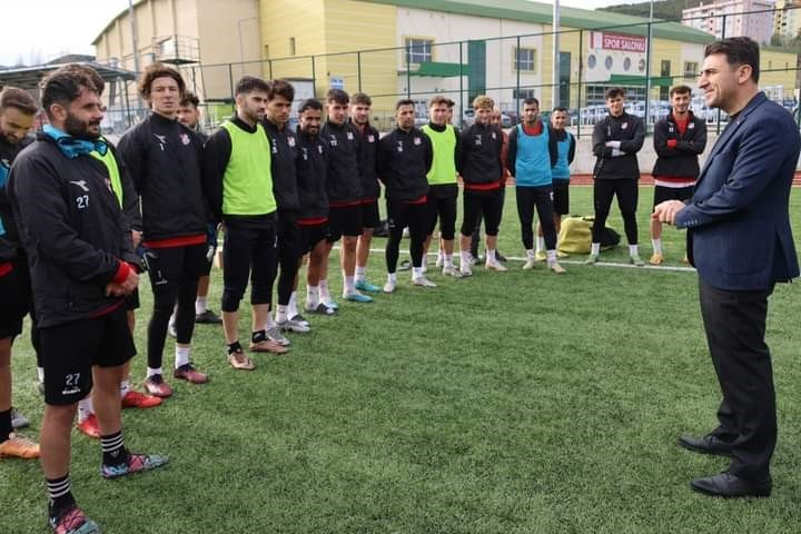 Bilecik Valisi Aygöl, futbolcuları ziyaret etti