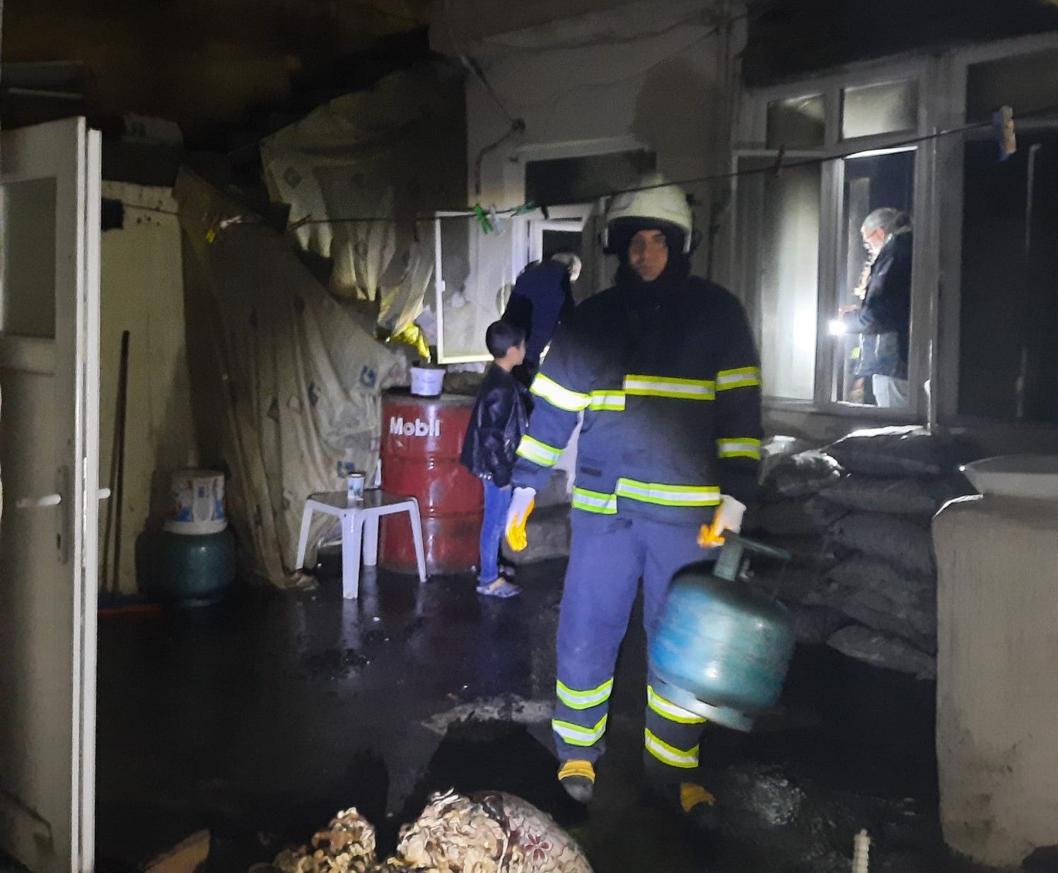 Mardin’de yangın çıkan ev kullanılamaz hale geldi: 2 kişi dumandan etkilendi