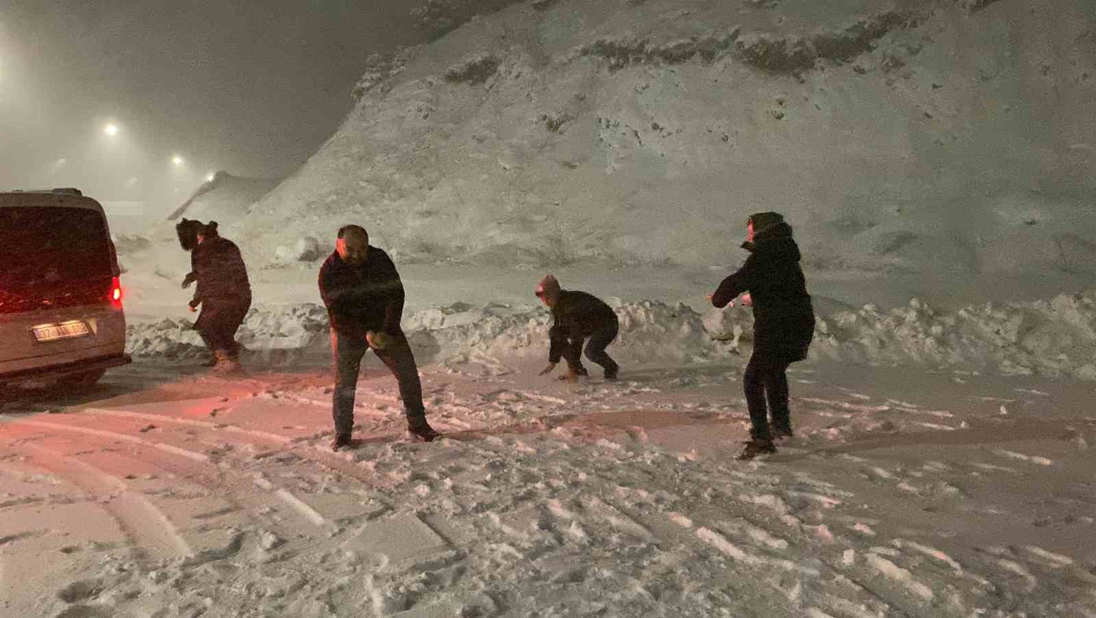 Ilgaz Dağı’nda yoğun kar yağışı: Kar kalınlığı 10 santimetreyi aştı
