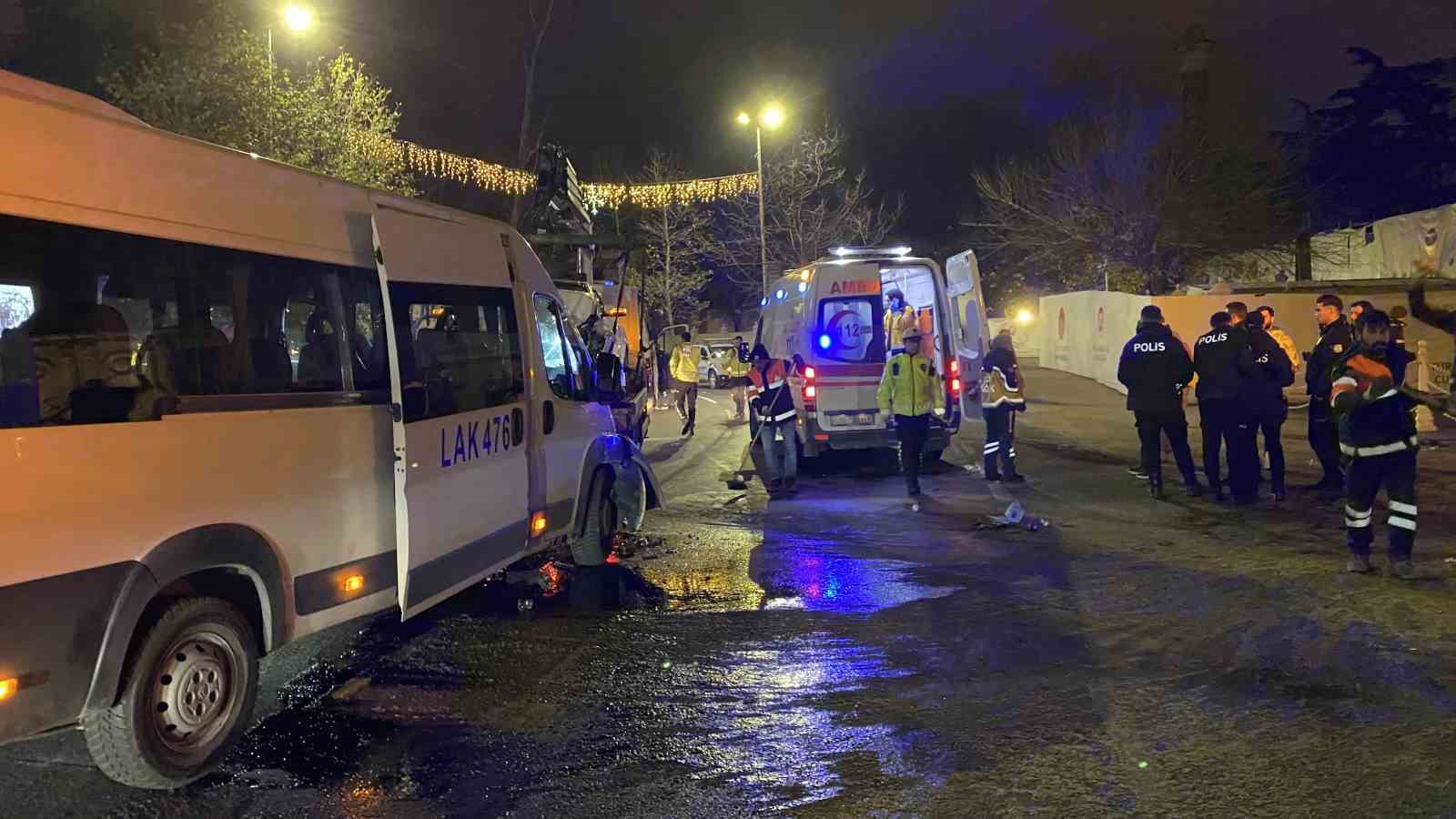 Beşiktaş’ta servis minibüsü ve otomobil kafa kafaya çarpıştı: 9 yaralı