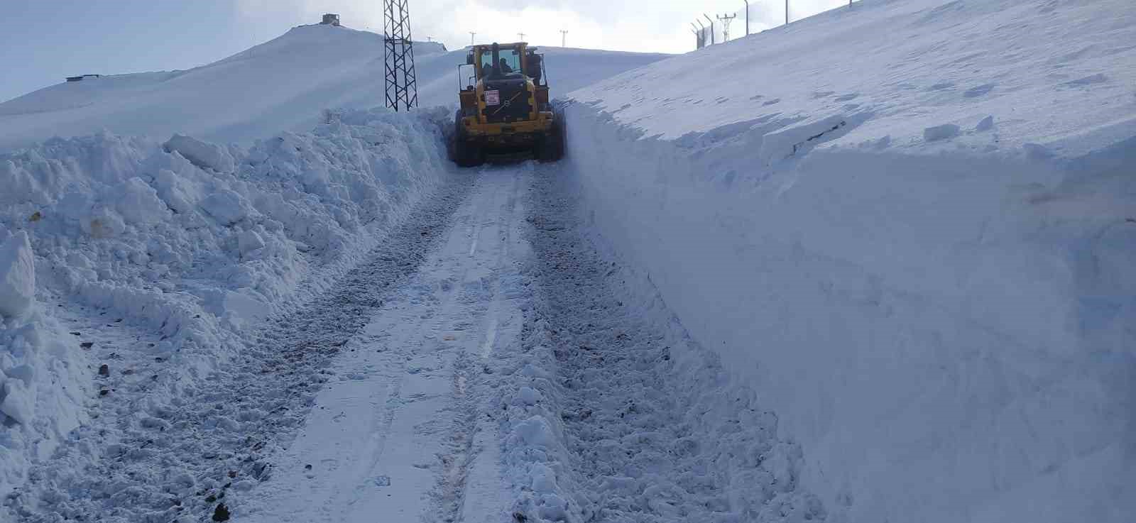 Hakkari ve ilçelerinde 32 köy ve 112 mezra yoğun kar yağışından dolayı kapandı
