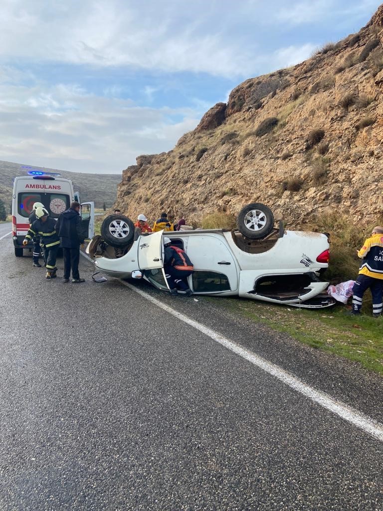 Mardin&rsquo;de s&uuml;r&uuml;c&uuml;s&uuml;n&uuml;n kontrol&uuml;nden &ccedil;ıkan otomobil takla attı: 3 yaralı
