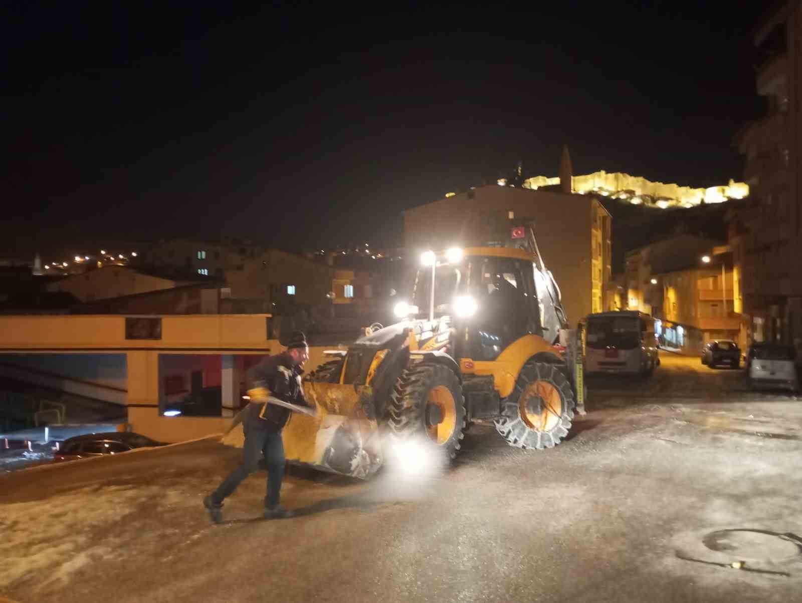 Bayburt Belediyesinin buz mesaisi aralıksız devam ediyor