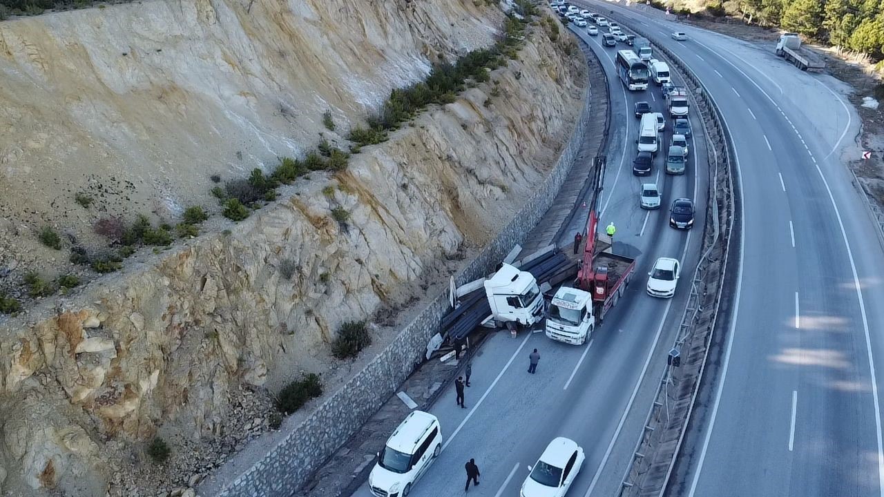 İnşaat demiri yüklü tırın kaydı, karayolunda trafik durma noktasına geldi