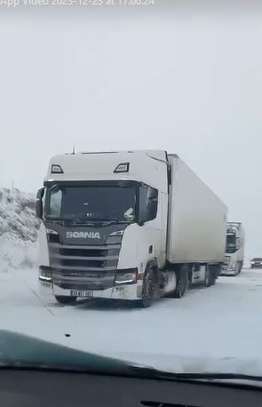 Tipi ve buzlanma nedeniyle tırlar mahsur kaldı