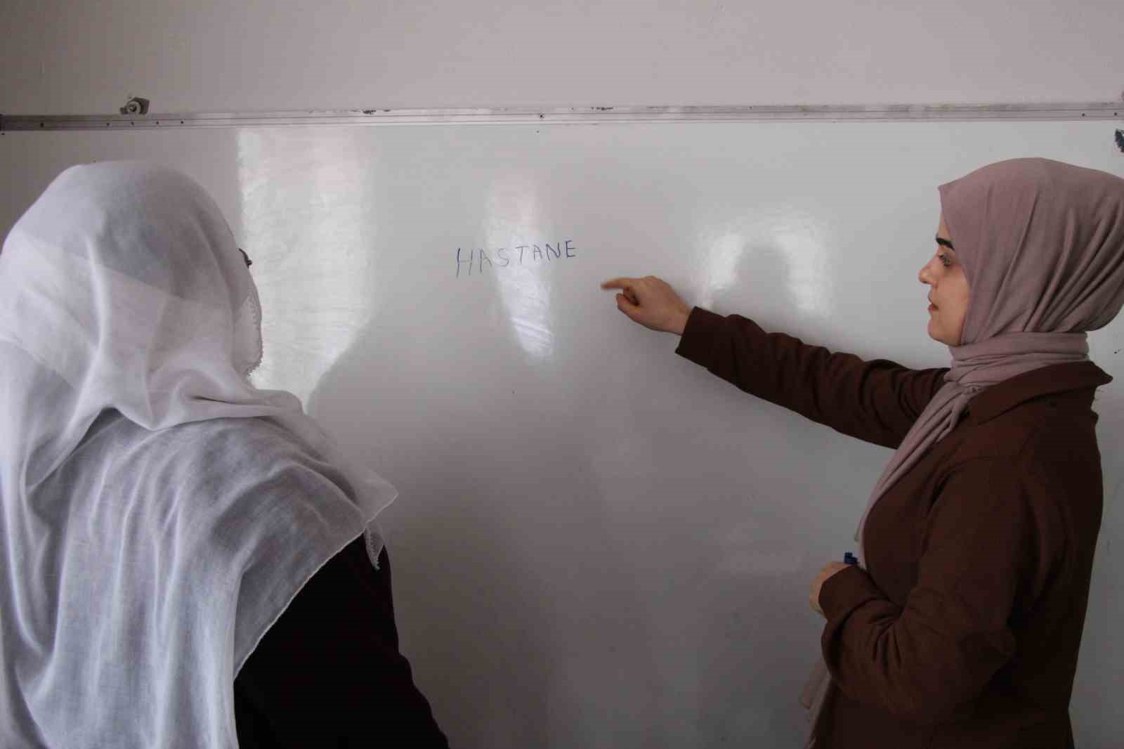 66 yaşındaki Raziye Teyze, hastaneye gittiğinde tabelaları okumak i&ccedil;in okuma yazma &ouml;ğreniyor
