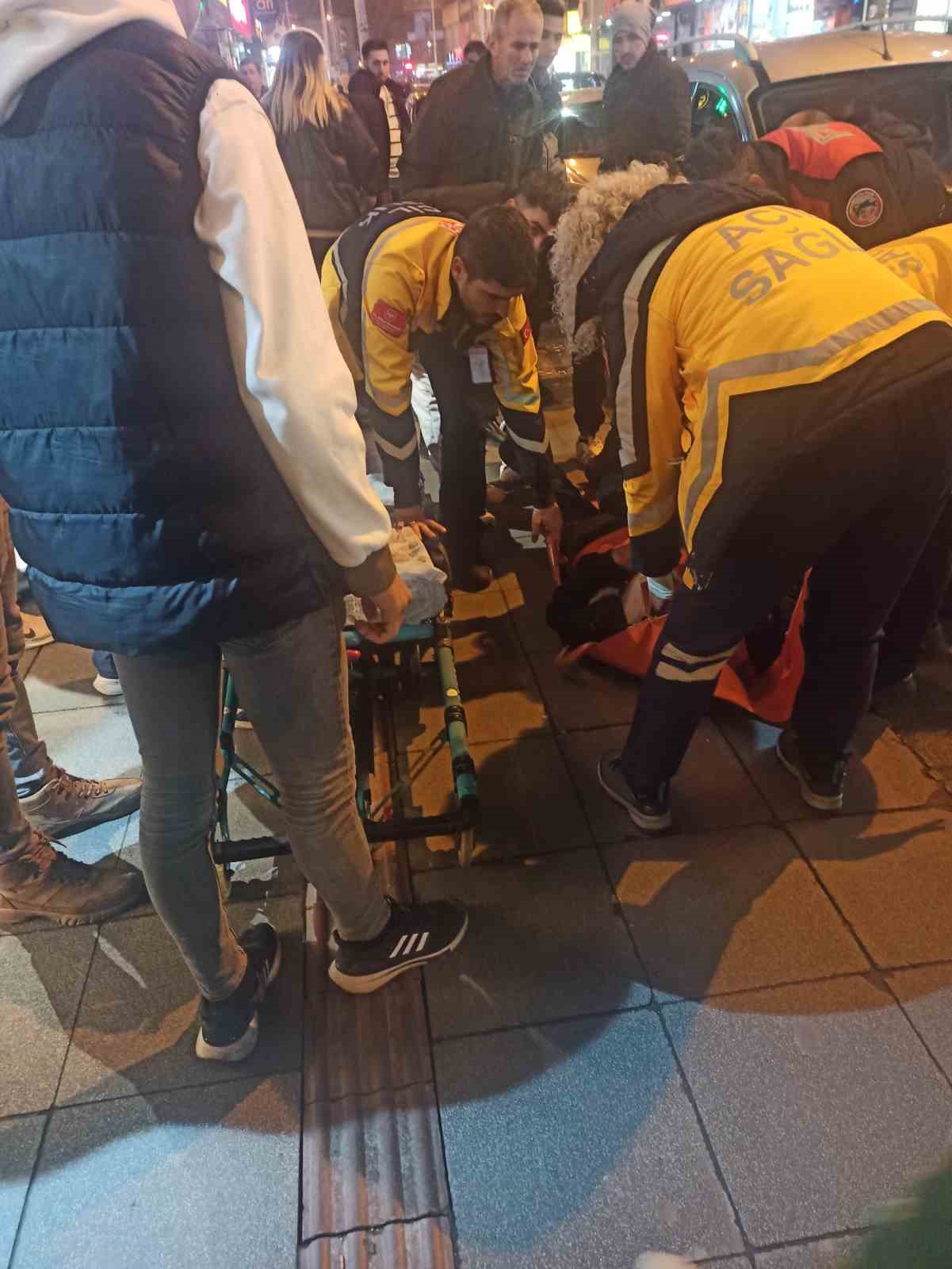 Sokakta temizlik yapan g&ouml;revliyi darp ettiler
