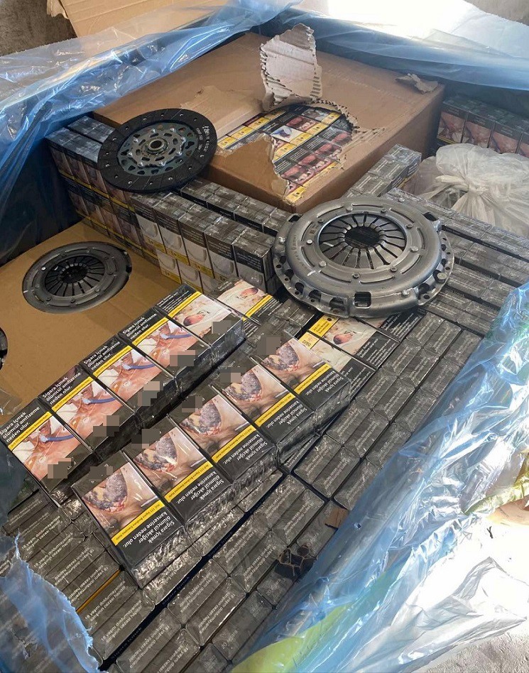 Debriyaj par&ccedil;aları arasında 6 bin 774 paket faturasız sigara bulundu

