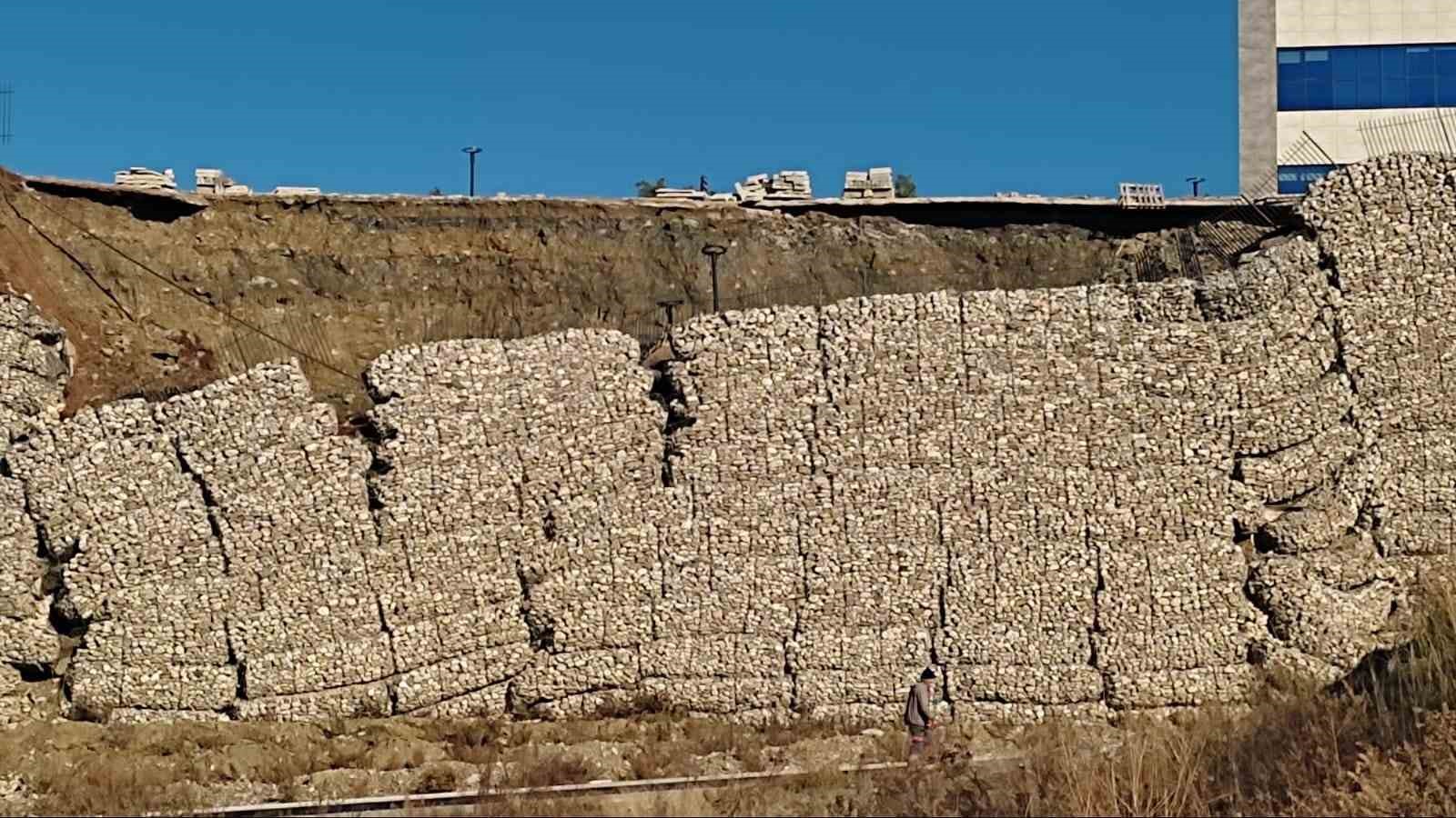 Seydikemer Devlet Hastanesi&rsquo;nin istinat duvarı yıkıldı
