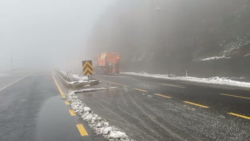 Bolu geçişinde aralıklarla kar yağışı etkili oluyor