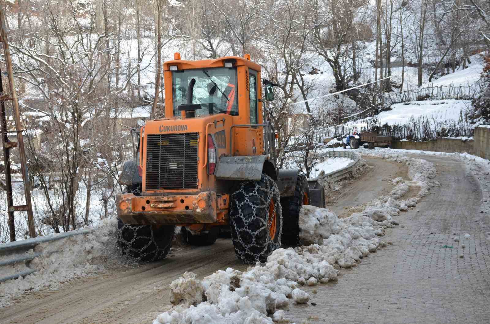 Beyt&uuml;şşebap&rsquo;ta kar kalınlığı yer yer 25 santimetreyi buldu
