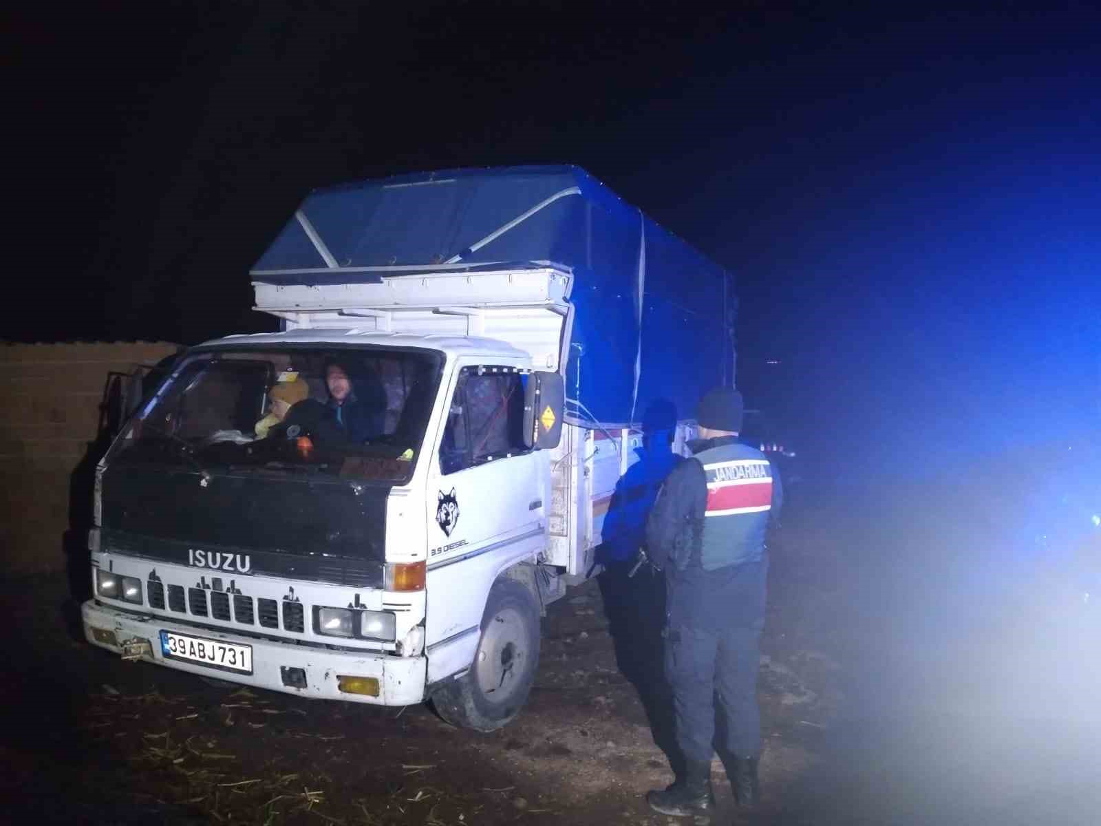 Ayvacık’ta minibüs ile kamyonet kasasından 63 kaçak göçmen çıktı, 2 organizatör yakalandı