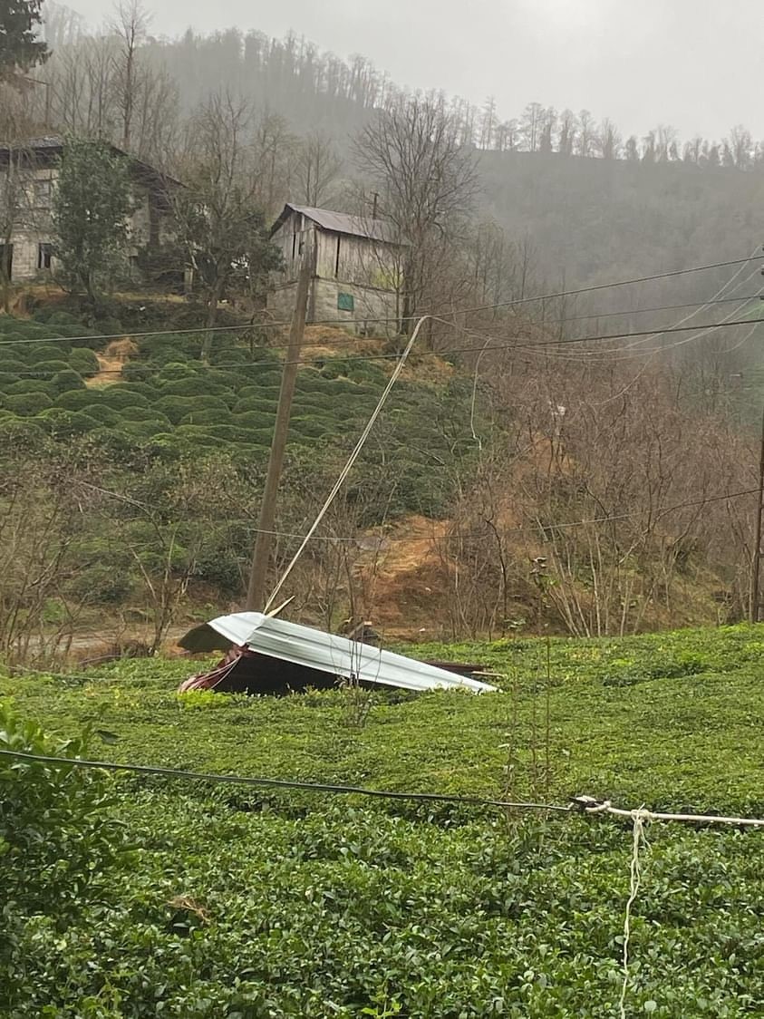 Artvin’de etkili fırtına nedeniyle çatılar uçtu
