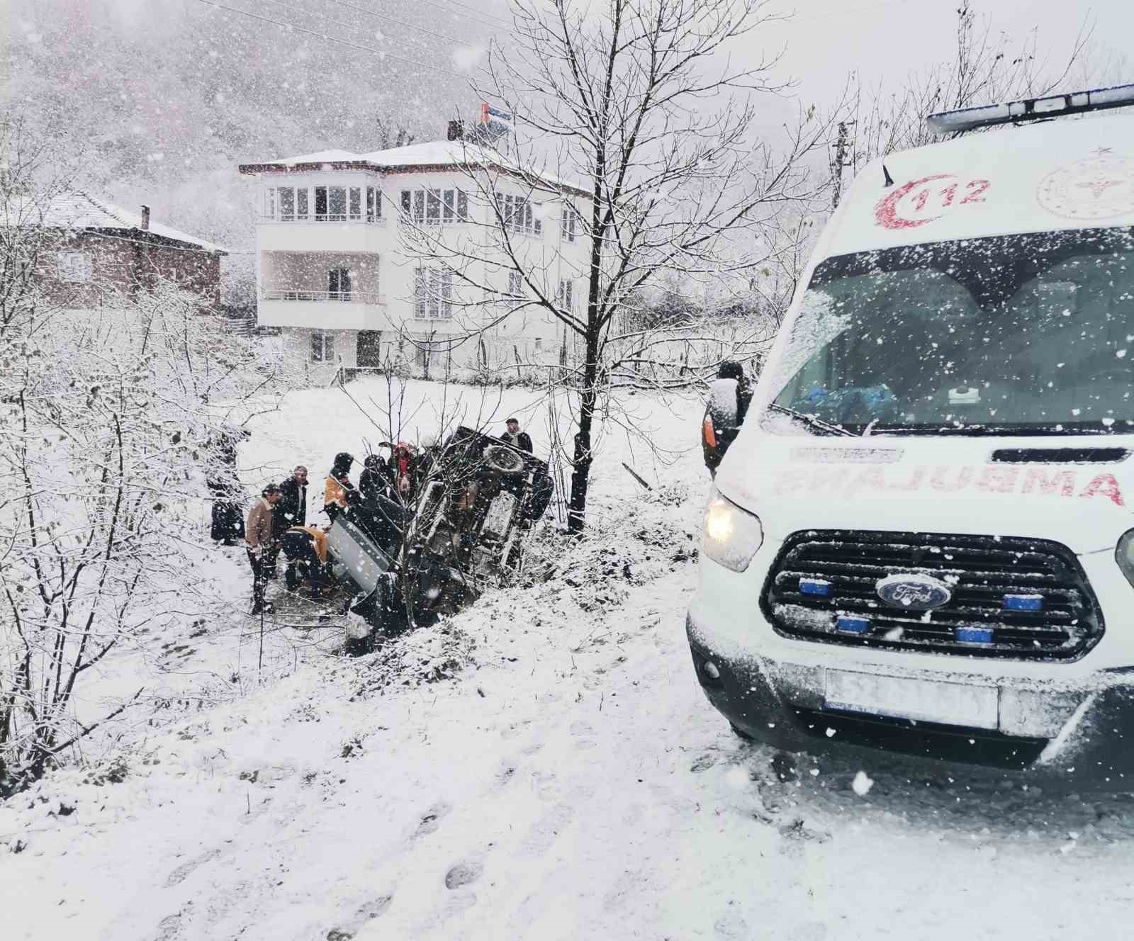 Ordu’da kar yağışı kazaya neden oldu: Kamyonet bahçeye uçtu, karı koca yaralandı