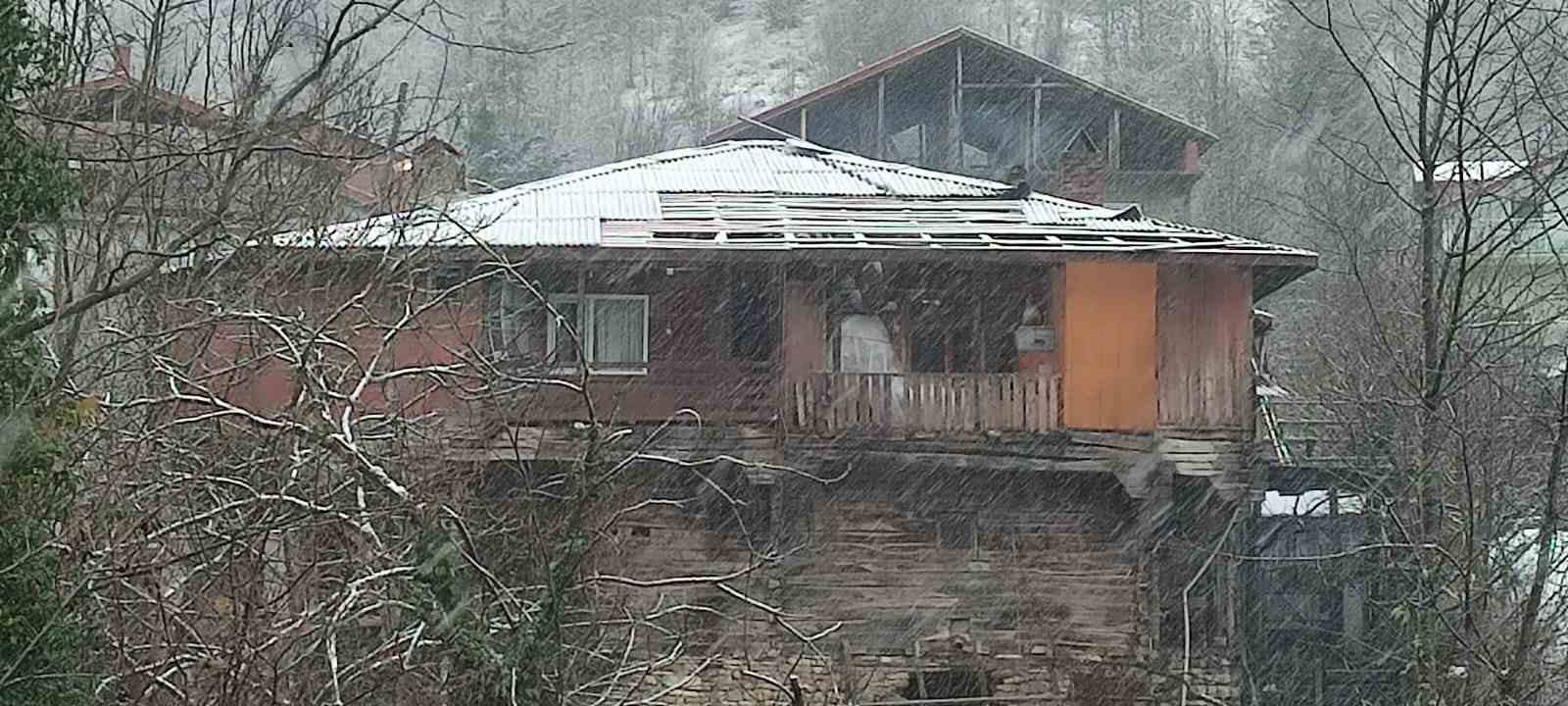 Bartın’da yağmur ve fırtınadan sonra kar yağışı başladı