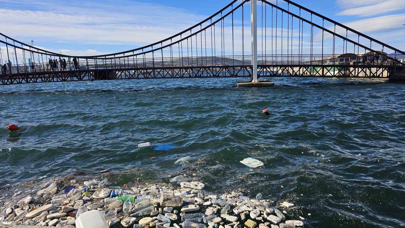 Bandırma’da lodos etkili oldu