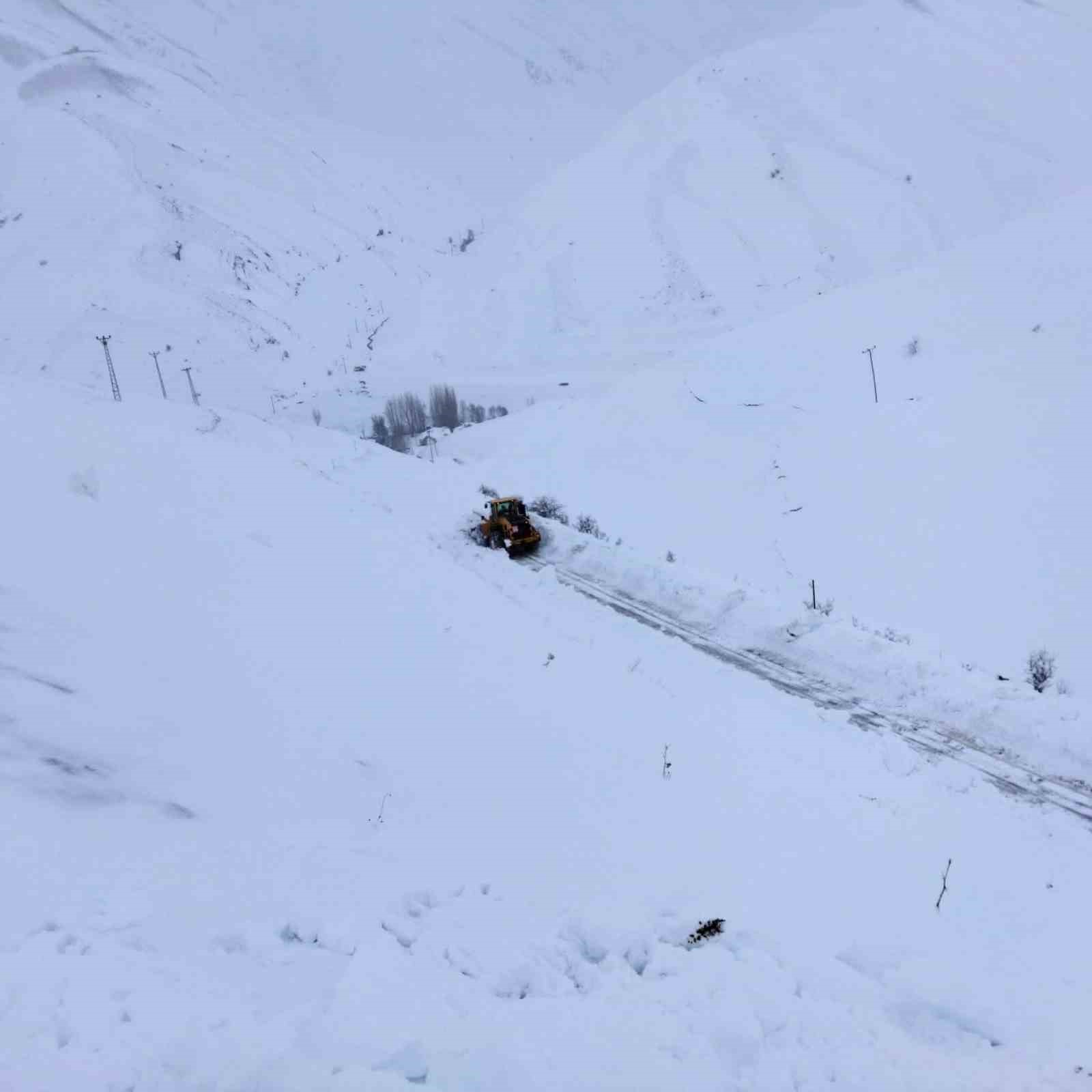 Hakkari&rsquo;de kardan kapanan yollar tek tek a&ccedil;ılıyor
