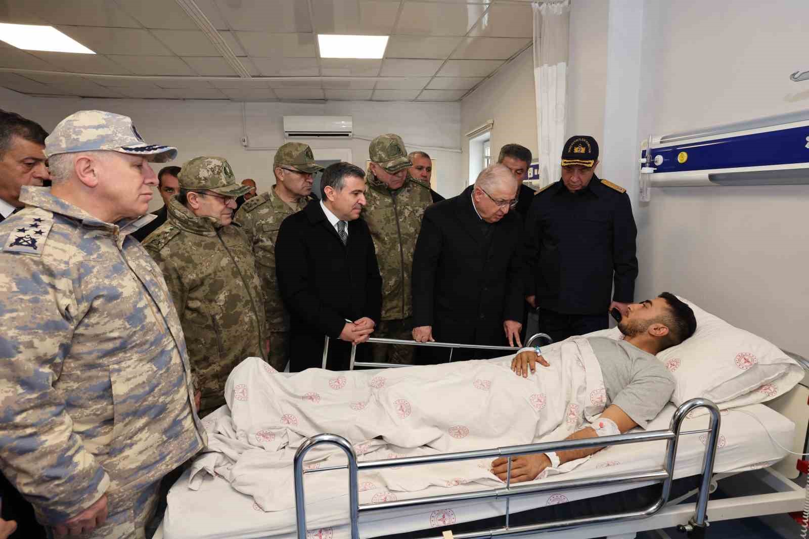 Bakan Güler, Şırnak’ta tedavi gören yaralı askerleri ziyaret etti
