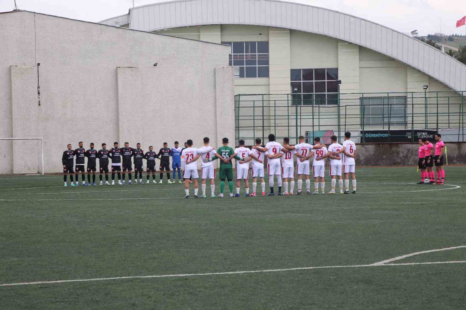 Eruhspor, şehitler i&ccedil;in sahaya siyah forma ile &ccedil;ıktı
