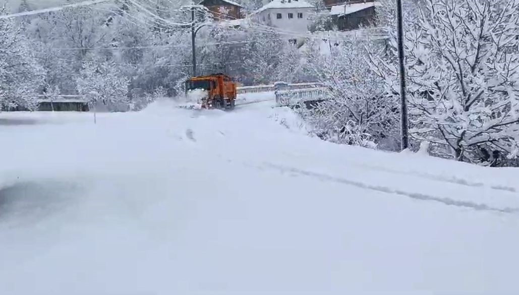 Artvin’de etkili olan kar yağışı ve heyelan nedeniyle 63 köy yolu ulaşıma kapandı
